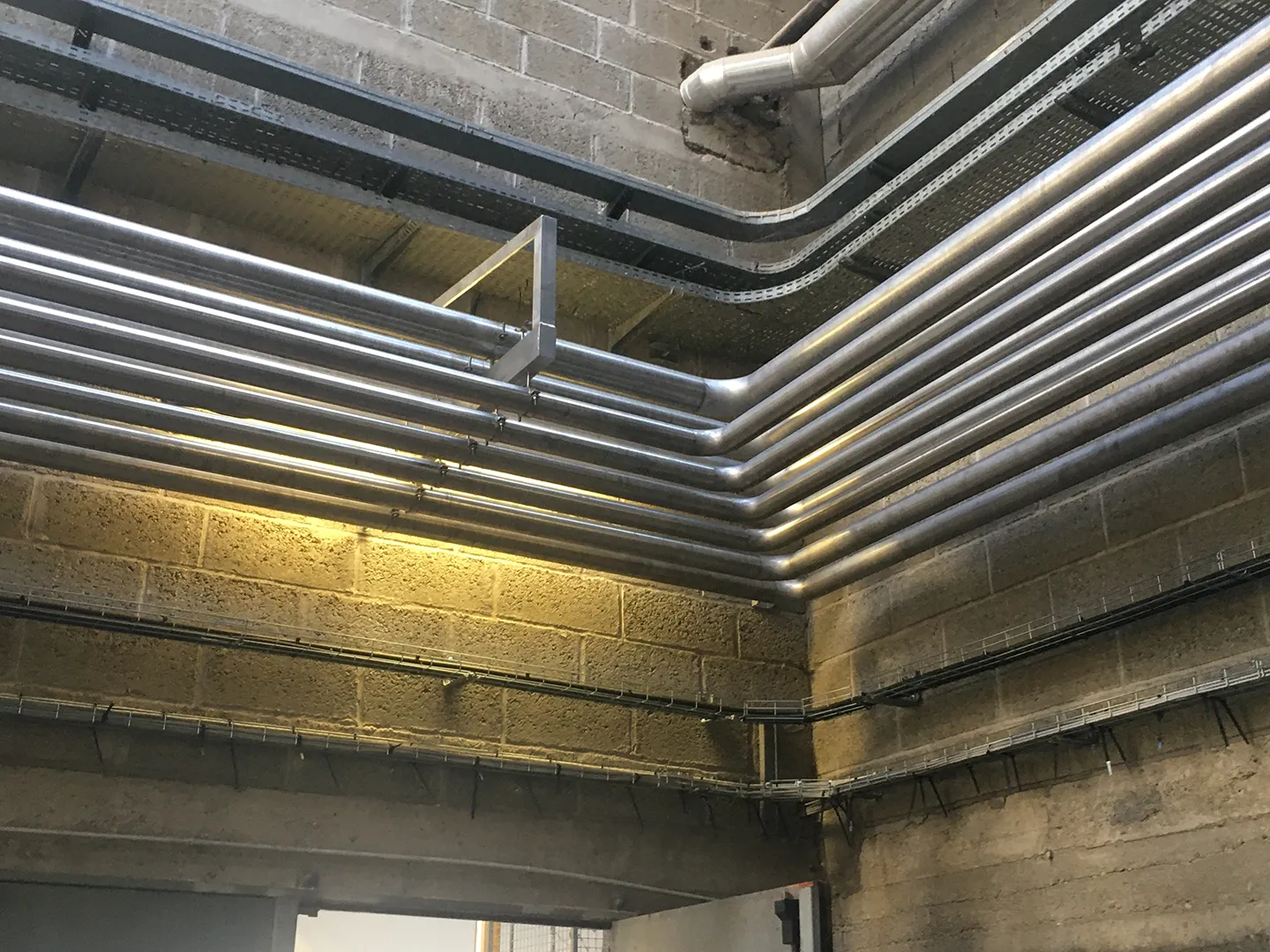 Travaux de tuyauterie industrielle inox réalisés sur un site de production d'ingrédients et d'arômes alimentaires à Chacé.